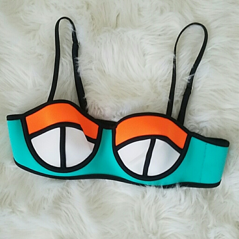 Bikini - Picture 3 of 6